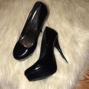 Black pumps